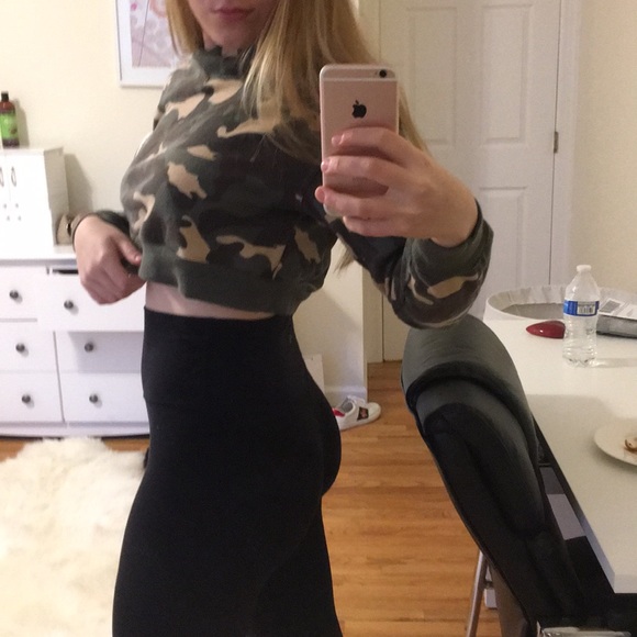 CAMO CROPPED SWEATSHIRT - Picture 4 of 5